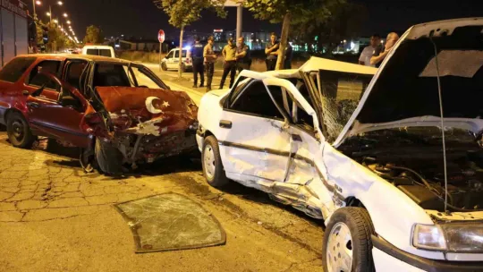 Kayseri'de otomobiller çarpıştı: 1'i ağır 5 yaralı