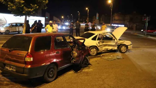 Kayseri'de otomobiller çarpıştı: 1'i ağır 5 yaralı