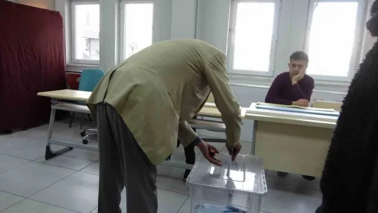 Kayseri'de oy kullanma işlemi başladı