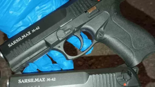 Kayseri'de ruhsatsız tabancaları piyasaya sürmek isteyen şahıs jandarmadan kaçamadı