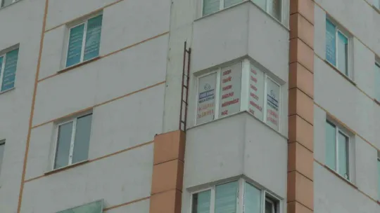 Kayseri'de rüzgar çatıları uçurdu, kaplamaları söktü