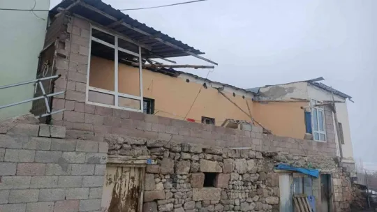 Kayseri'de rüzgar çatıları uçurdu, kaplamaları söktü