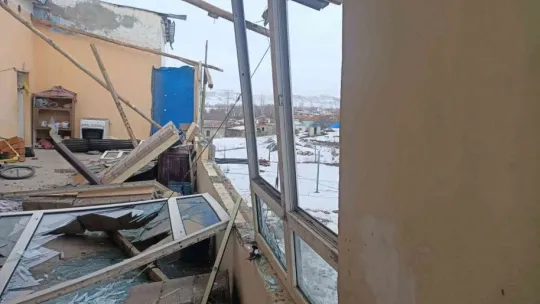 Kayseri'de rüzgar çatıları uçurdu, kaplamaları söktü