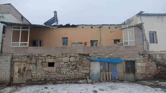 Kayseri'de rüzgar çatıları uçurdu, kaplamaları söktü