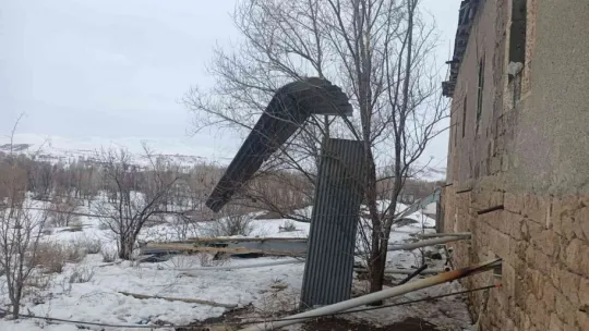 Kayseri'de rüzgar çatıları uçurdu, kaplamaları söktü