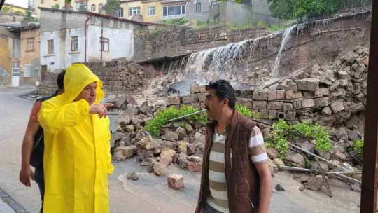 Kayseri'de sağanak sele dönüştü, bazı iş ve evleri su bastı