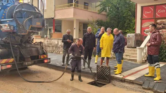 Kayseri'de sağanak sele dönüştü, bazı iş ve evleri su bastı
