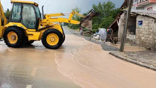 Kayseri'de sağanak sele dönüştü, bazı iş ve evleri su bastı