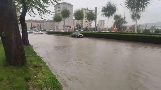 Kayseri'de sağanak yağış hayatı olumsuz etkiledi