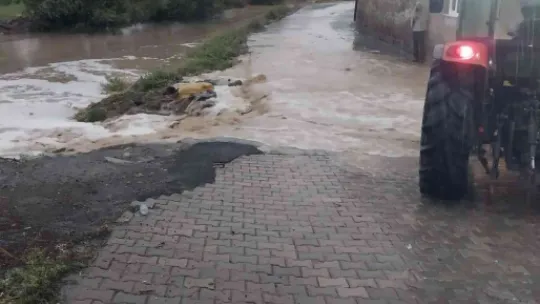 Kayseri'de selde kayalar yola düştü