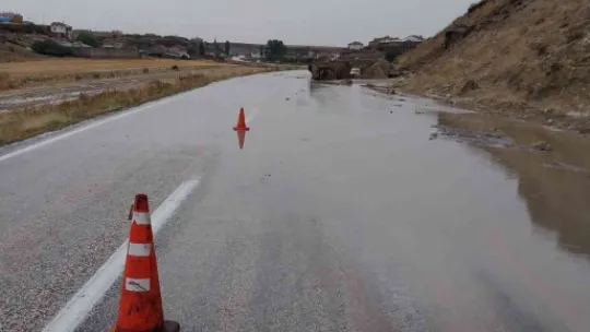 Kayseri'de selde kayalar yola düştü