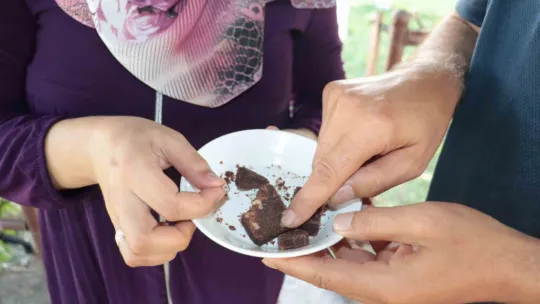 Aldığı helvanın içinden hızma çıktı, yerken dişi kırıldı