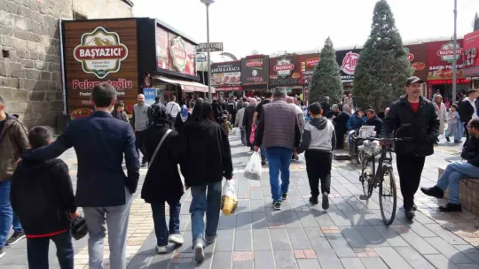 Tarihi Kapalı Çarşı'da bayram yoğunluğu