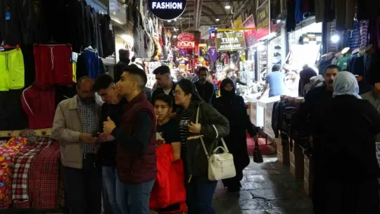 Tarihi Kapalı Çarşı'da bayram yoğunluğu