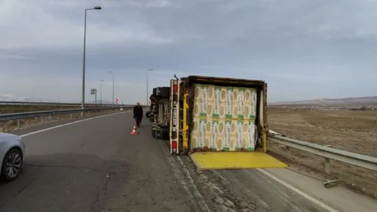 Kayseri'de virajı alamayan tır devrildi