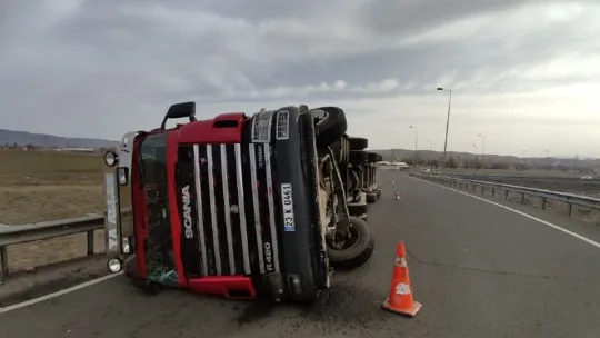 Kayseri'de virajı alamayan tır devrildi