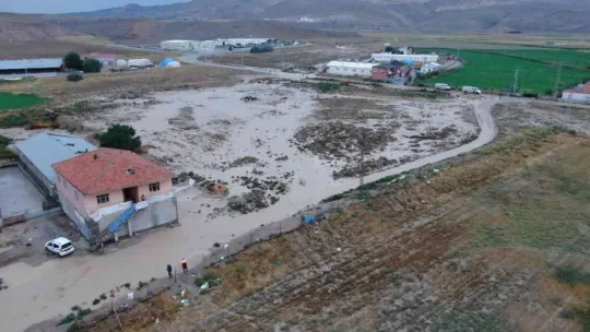 Kayseri'de yağmur sele neden oldu, mahsur kalan 2 kişi kurtarıldı