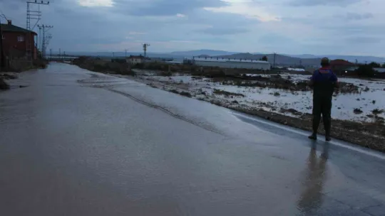 Kayseri'de yağmur sele neden oldu, mahsur kalan 2 kişi kurtarıldı