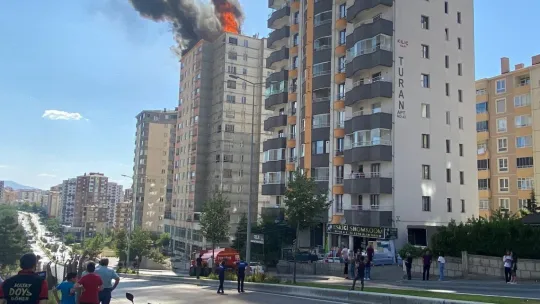 13 Katlı binanın çatısında korkutan yangın