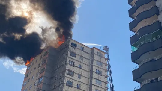 13 Katlı binanın çatısında korkutan yangın