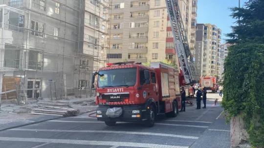 13 Katlı binanın çatısında korkutan yangın
