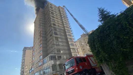 13 Katlı binanın çatısında korkutan yangın