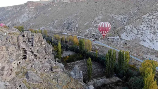 Kayseri'den Türk bayraklı sıcak hava balonları havalandı
