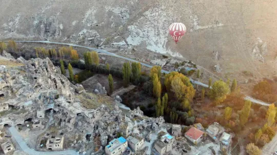 Kayseri'den Türk bayraklı sıcak hava balonları havalandı
