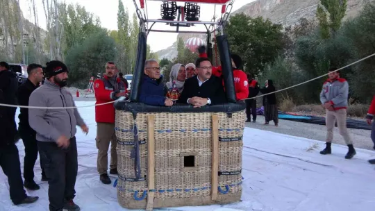 Kayseri'den Türk bayraklı sıcak hava balonları havalandı
