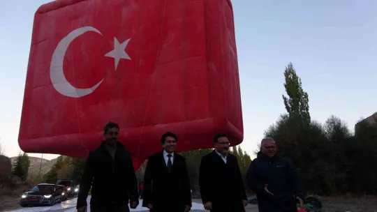 Kayseri'den Türk bayraklı sıcak hava balonları havalandı