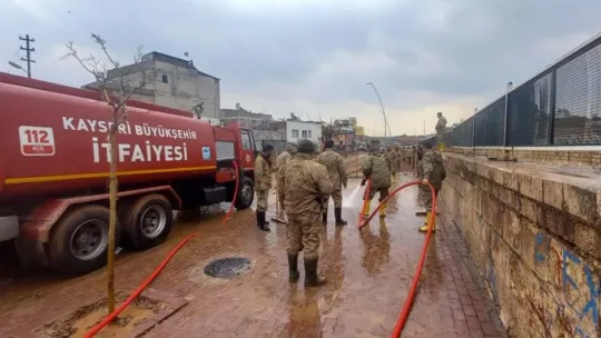Kayseri, Deprem Bölgesinin Yanı Sıra Sel Yaşanan Bölgelerin de Yardımına Koştu