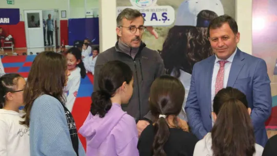 Kayseri Gençlik ve Spor Kulübü Artistik Buz Pateni takımına malzeme dağıtımı yapıldı