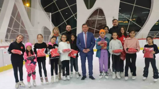 Kayseri Gençlik ve Spor Kulübü Artistik Buz Pateni takımına malzeme dağıtımı yapıldı