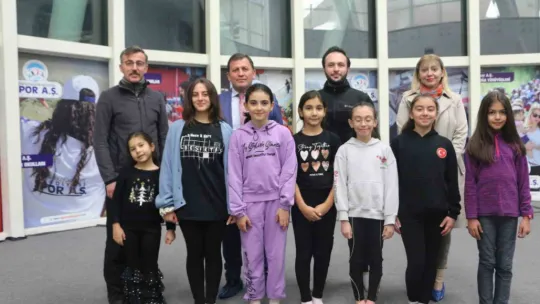 Kayseri Gençlik ve Spor Kulübü Artistik Buz Pateni takımına malzeme dağıtımı yapıldı