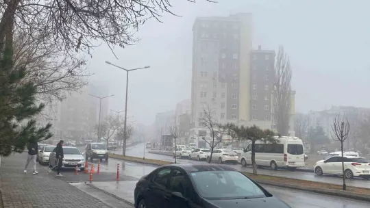 Kayseri güne sisle uyandı: Görüş mesafesi 10 metreye düştü