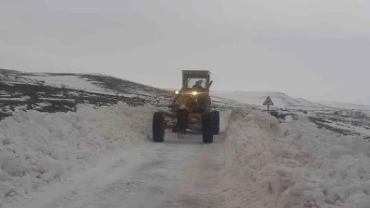 Kayseri'nin en doğusunda karla mücadele devam ediyor