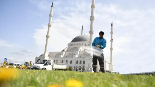 Kayseri OSB Şehitler Parkı'ndaki çağlayanları temizledi, su verdi