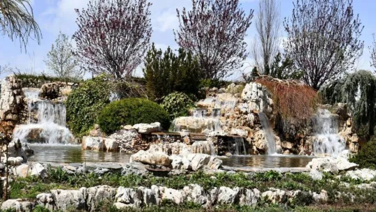 Kayseri OSB Şehitler Parkı'ndaki çağlayanları temizledi, su verdi