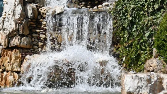 Kayseri OSB Şehitler Parkı'ndaki çağlayanları temizledi, su verdi