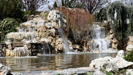 Kayseri OSB Şehitler Parkı'ndaki çağlayanları temizledi, su verdi