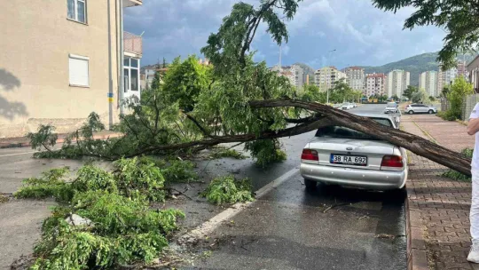 Kayseri'yi sağanak, dolu ve fırtına vurdu