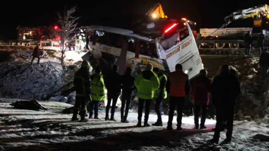 Kayseride yolcu otobüsü şarampole devrildi: 4 ölü, 24 yaralı