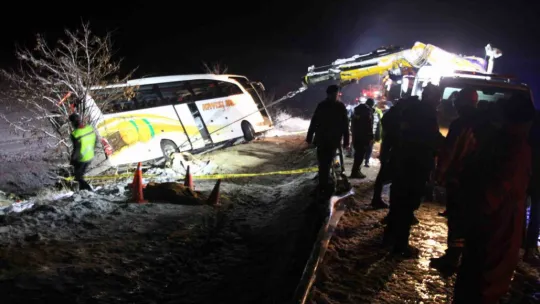 Kayseride yolcu otobüsü şarampole devrildi: 4 ölü, 24 yaralı