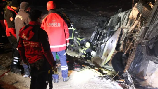 Kayseride yolcu otobüsü şarampole devrildi: 4 ölü, 24 yaralı