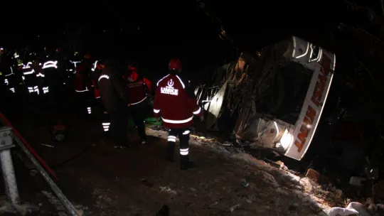 Kayseride yolcu otobüsü şarampole devrildi: 4 ölü, 24 yaralı