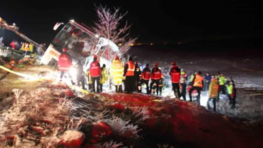 Kayseride yolcu otobüsü şarampole devrildi: 4 ölü, 24 yaralı