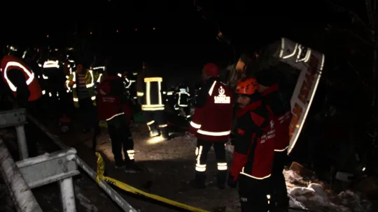 Kayseride yolcu otobüsü şarampole devrildi: 4 ölü, 24 yaralı