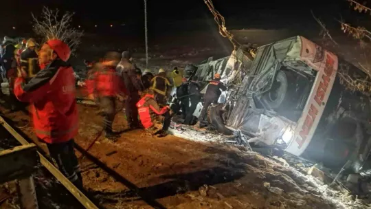 Kayseride yolcu otobüsü şarampole devrildi: 4 ölü, 24 yaralı