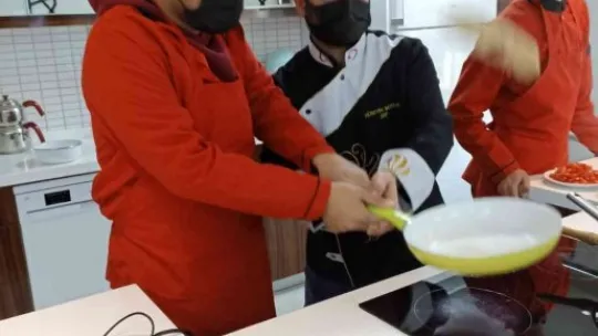 Kayserili özel öğrenciler Paris'teki öğrencilere 'yağlama' yapmayı öğretti