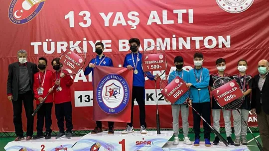 Kayserili sporcular Badminton'da Türkiye üçüncüsü